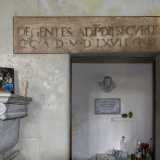 ...con ai due lati delle lastre in pietra che ricordano la costruzione dell�originaria cappella avvenuta nel 1567